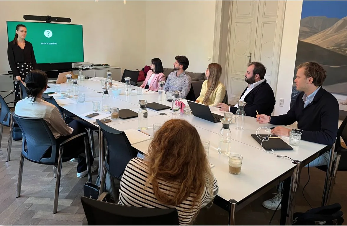 Flora Pauer bei einem Workshop zu Konfliktlösung